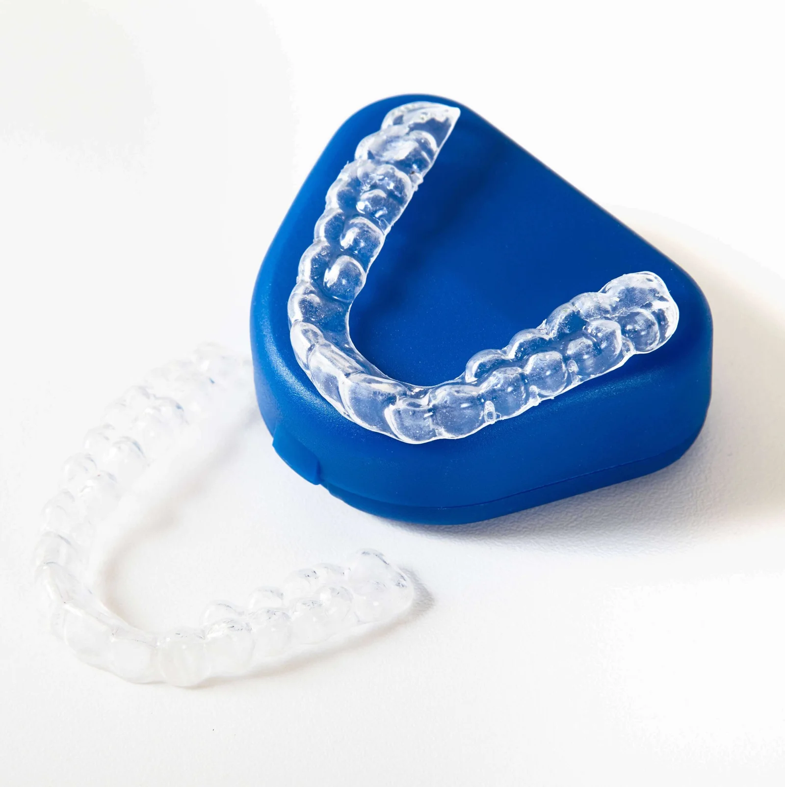 Alinhadores invisíveis transparentes sobre estojo azul, destacando a discrição do tratamento ortodôntico estético em Campinas.