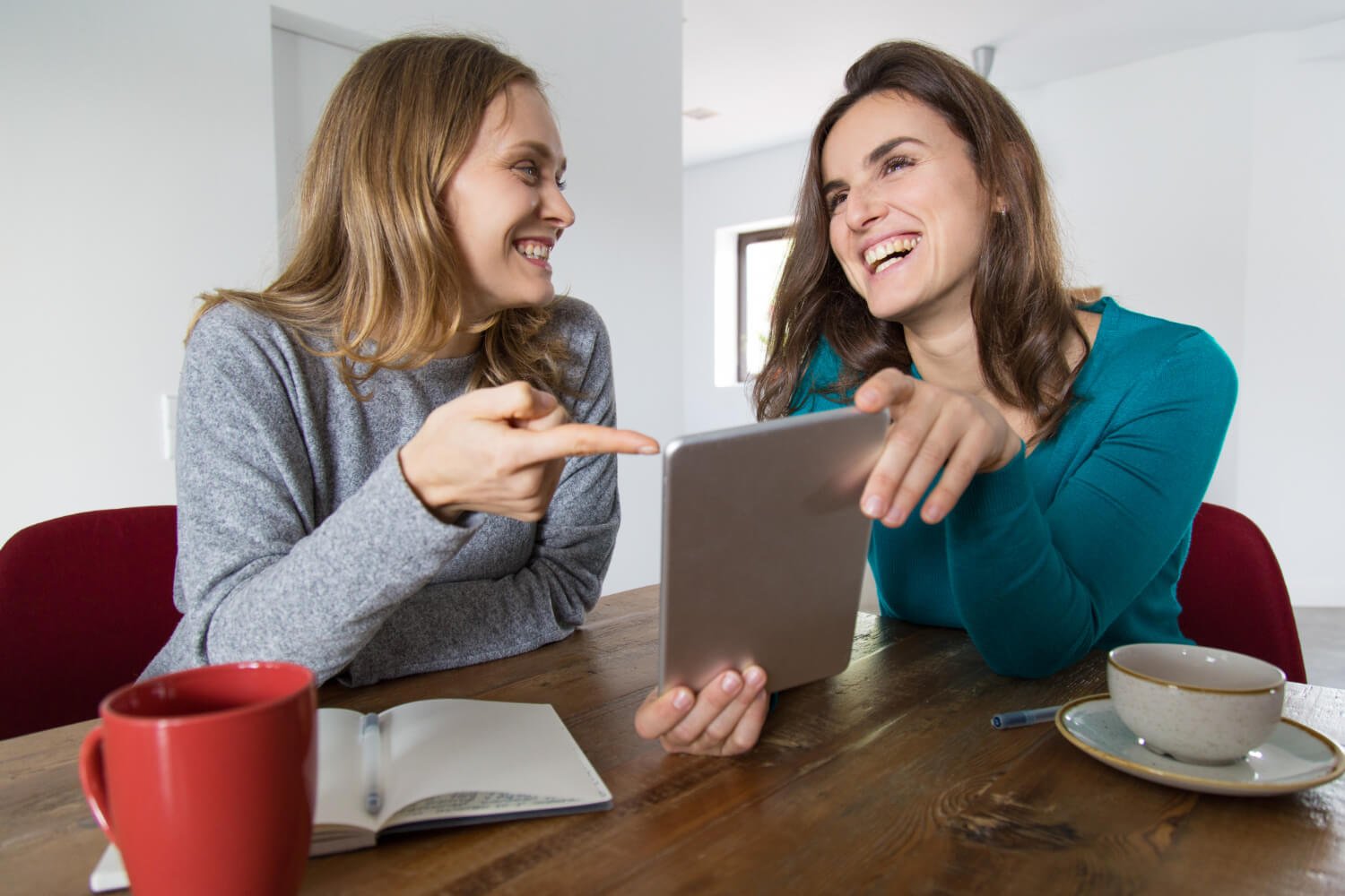 Duas mulheres sorrindo enquanto conversam sobre lentes de contato dental sem dor na Clínica Freitas Odontologia em Campinas SP.