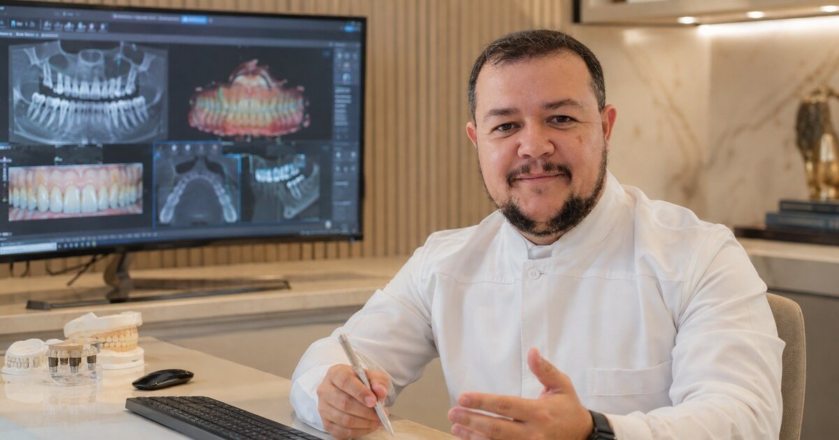Dr. Caio Peixoto em planejamento de reabilitação oral completa na Freitas Odontologia